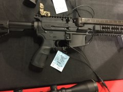 AR five-seven калибр 5,7х28 с магазином над стволом по типу FN P90