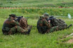 На рубеже военные и гражданские стрелки выполняют упражнение "шеврон".