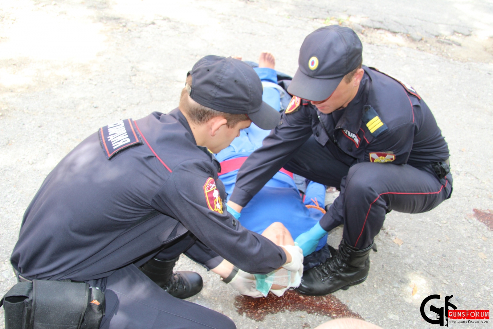 Помощь полиции. Полиция оказание помощи. Полицейские оказали помощь. Полиция оказывает первую помощь. Оказание первой помощи сотрудниками полиции.