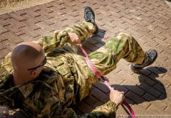 Малоизвестный человек накладывает себе  жгут.